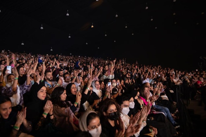 عمرو دياب يشعل أجواء العيد في جدّة بحضور 6000 شخص